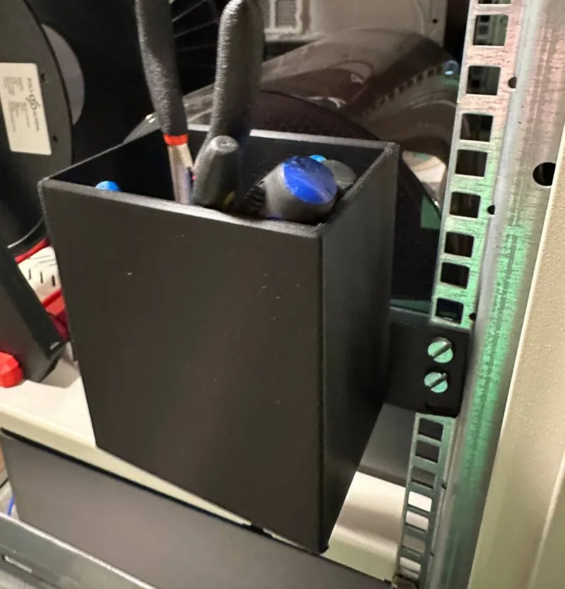 Rack 19" Tool Box Holder