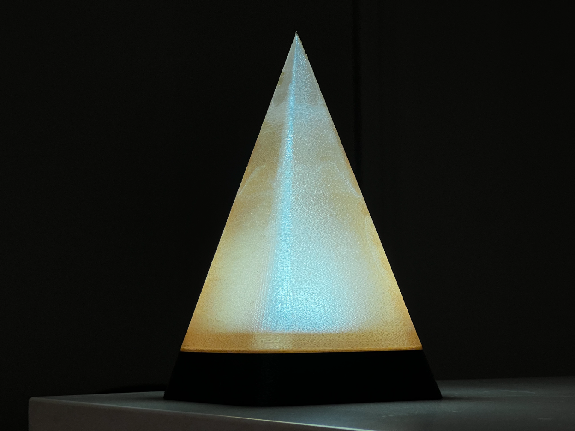 Miniatura 1 do modelo 3D Pyramid Lamp