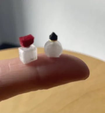 Dije o accesorio de collar: Set di 2 Profumi – Miniatura 1:12 — vista de referencia 4