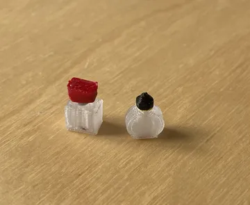 Dije o accesorio de collar: Set di 2 Profumi – Miniatura 1:12 — vista de referencia 3