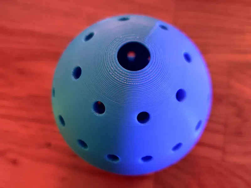 Katzen und Hunde Fütterball