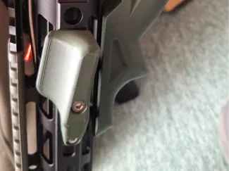 Thumb handle for gun