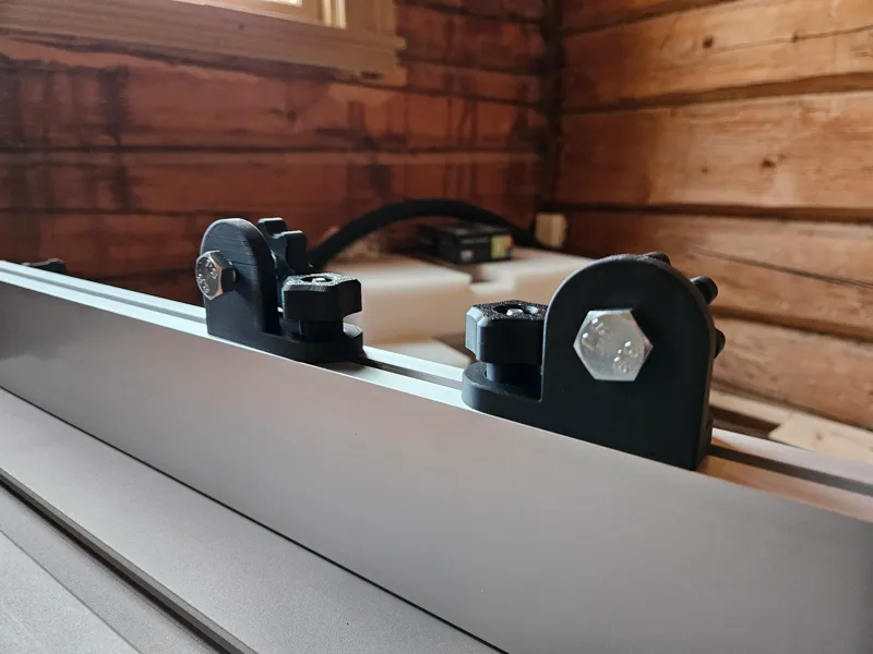 Table saw fence feather board attachment