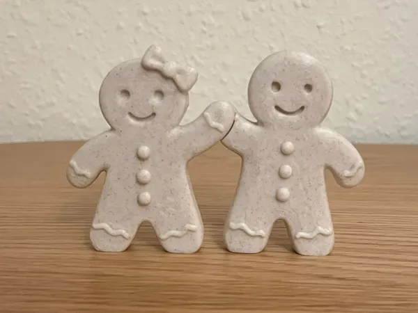 Couple de bonhommes en pain d'épices magnétiques