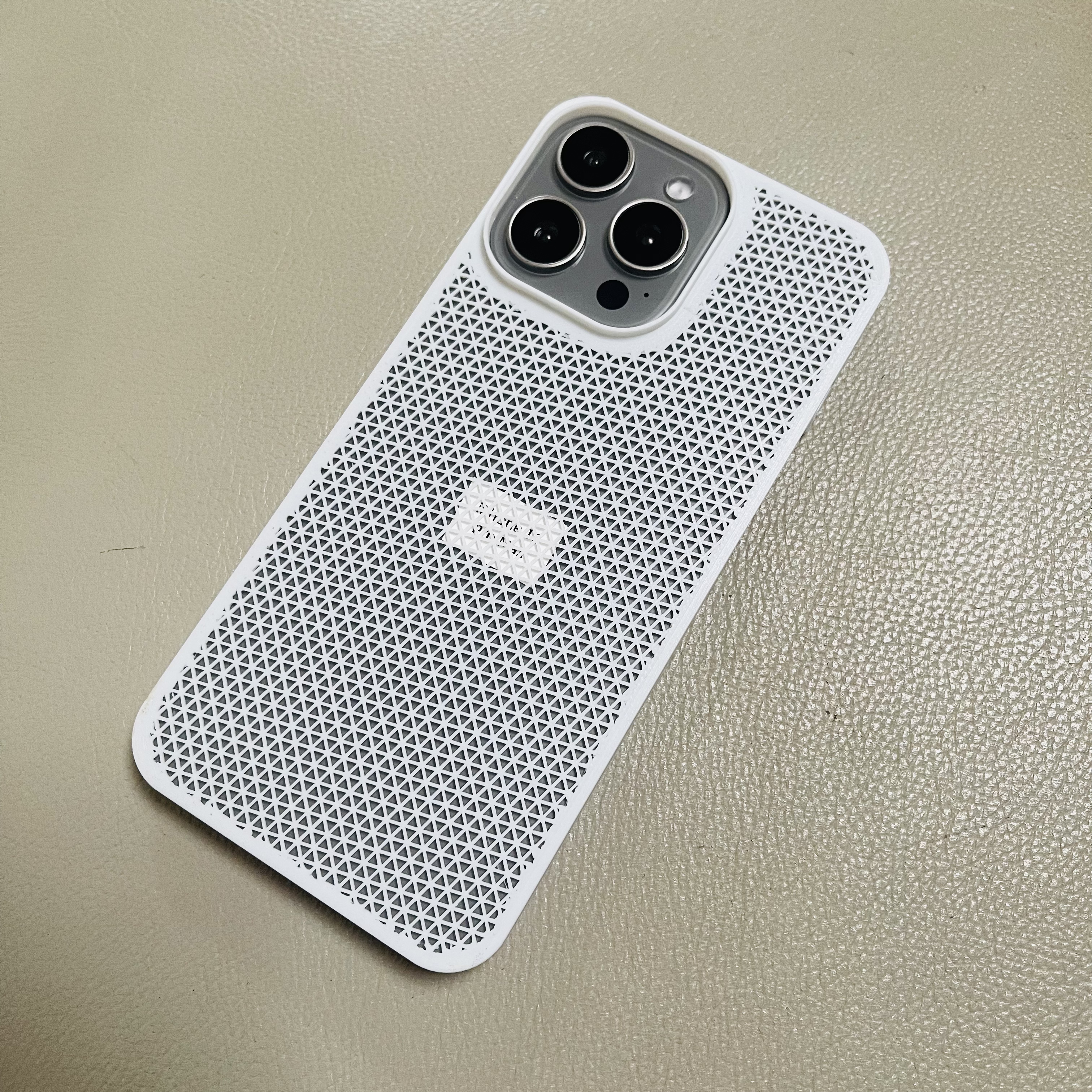 Miniatura 1 do modelo 3D iPhone  16 系列 1mm 手机壳