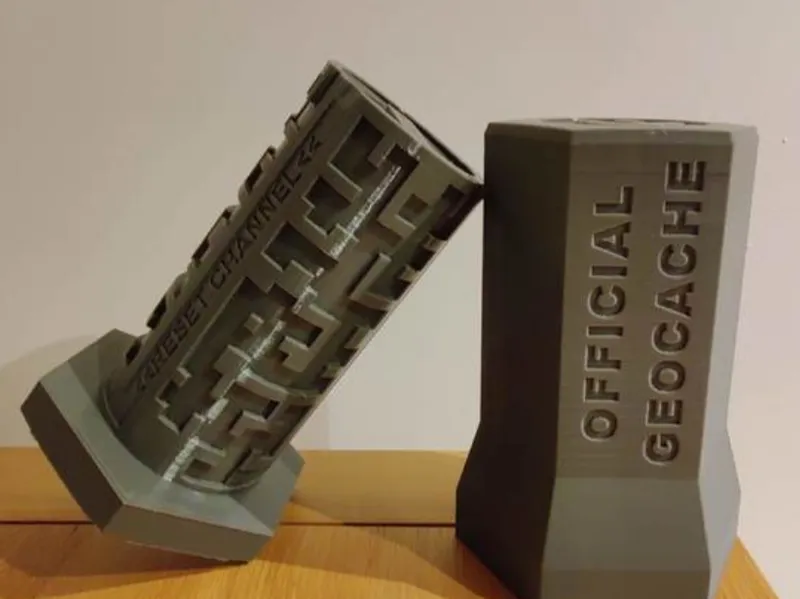 Geocache screw lock container