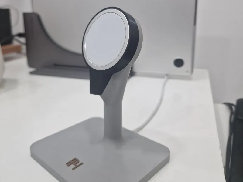 iPhone stand magsafe charger