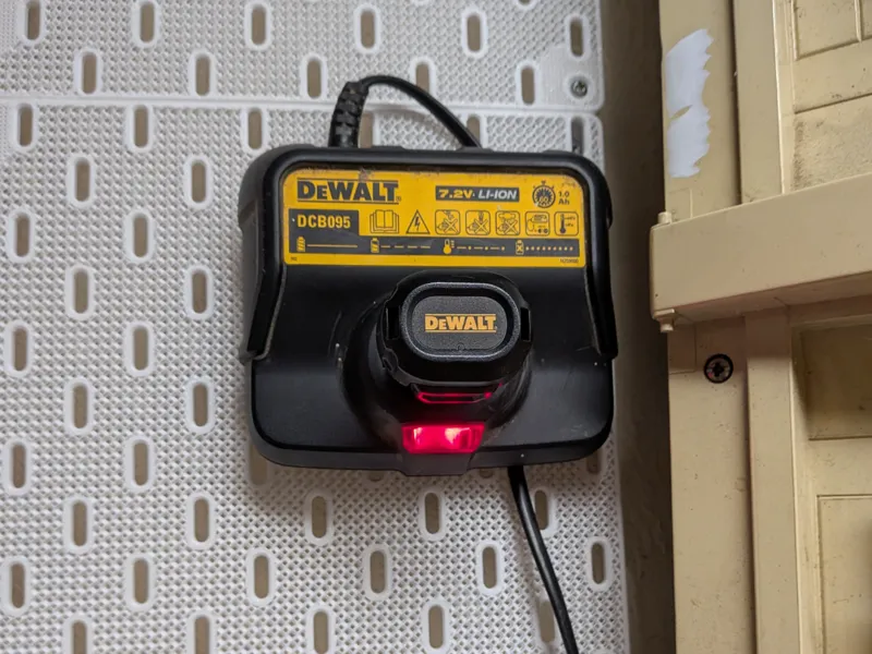 Charger dewalt to skadis