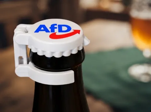 Letrero o emblema decorativo: Bierdeckelverschluss mit AFD Logo — referencia de MakerWorld