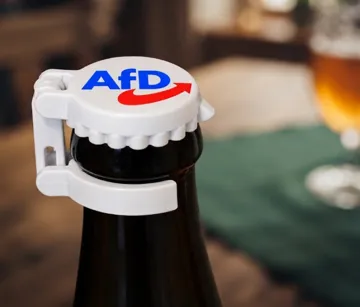 Letrero o emblema decorativo: Bierdeckelverschluss mit AFD Logo — vista de referencia 3