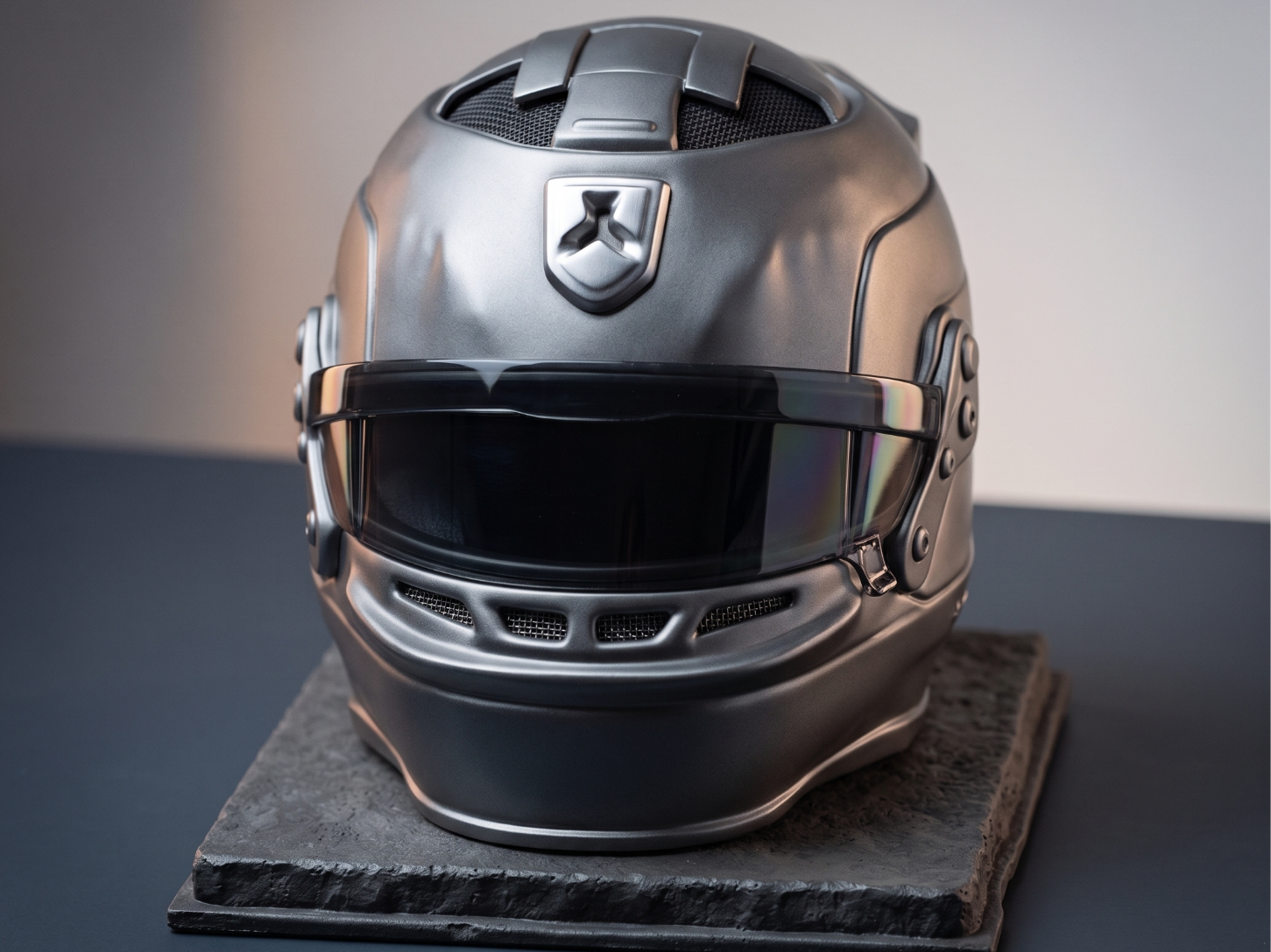 Casco Motorsport in Scala con Base Espositiva