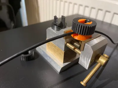 Simple cable wall mount