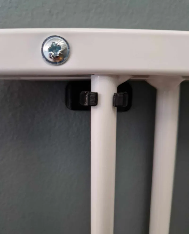 Gate holding clip, for baby/dog safety gate