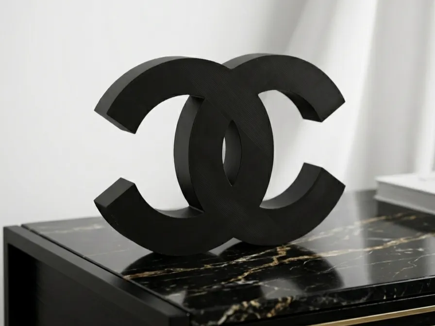 Letrero o emblema decorativo: Luxury Logo Decor — Chanel (3D Stand). Referencia del modelo original.