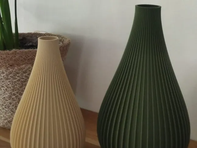 Vase mit Rillen