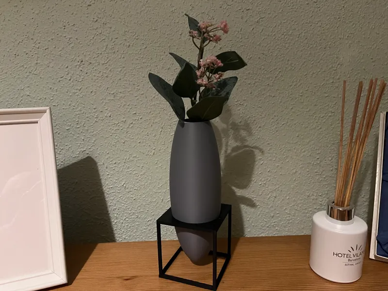 Oval vase on stick through table - no AMS required