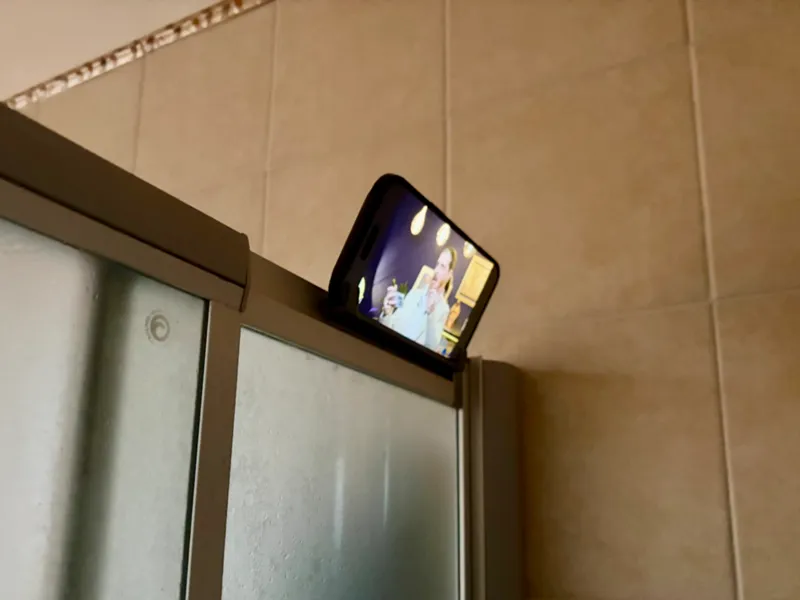 Slim iPhone shower support