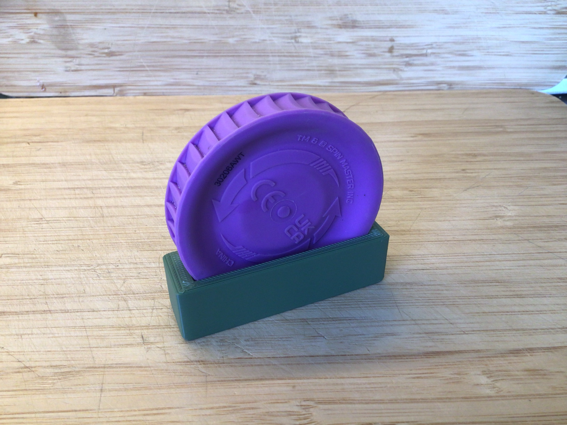 Aerobie mini Frisbee stand