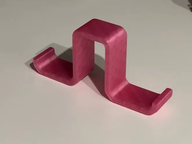 Double-sided headphone hook for divider wall