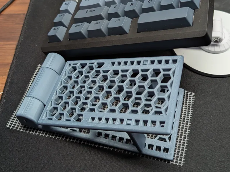 Wrist rest tent for split keyboard