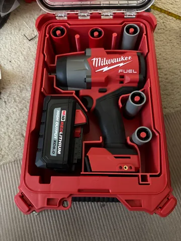 Letrero o emblema decorativo: Milwaukee High-Torque Impact 2967 + Lug Socket Set — vista de referencia 2