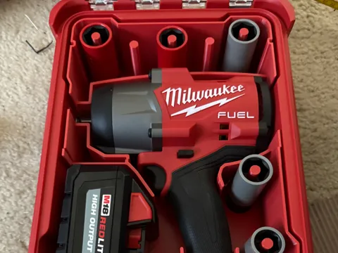 Letrero o emblema decorativo: Milwaukee High-Torque Impact 2967 + Lug Socket Set — referencia de MakerWorld