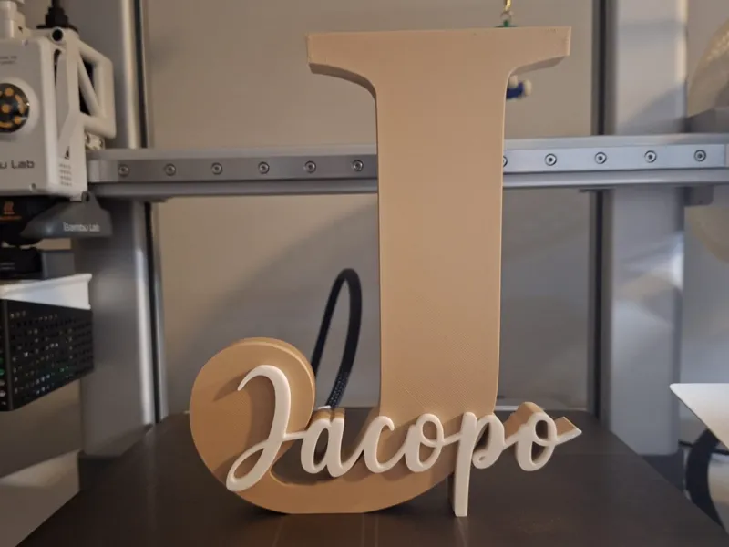 Lettera decorativa J con nome Jacopo
