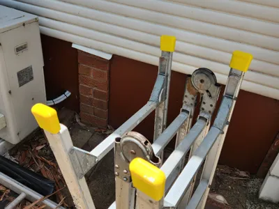 Ladder foot for folding ladder with straight rods