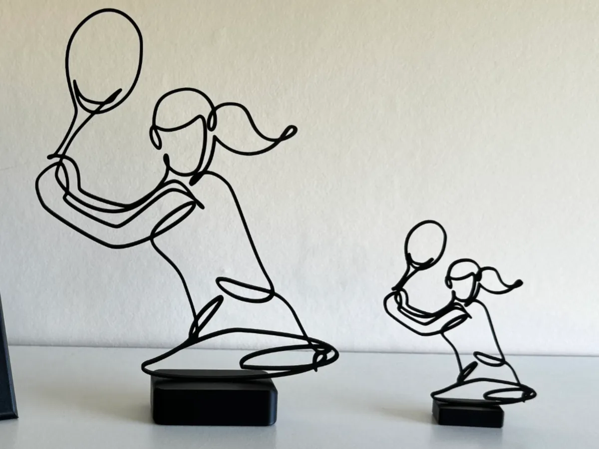 Sculpture line art joueuse de tennis