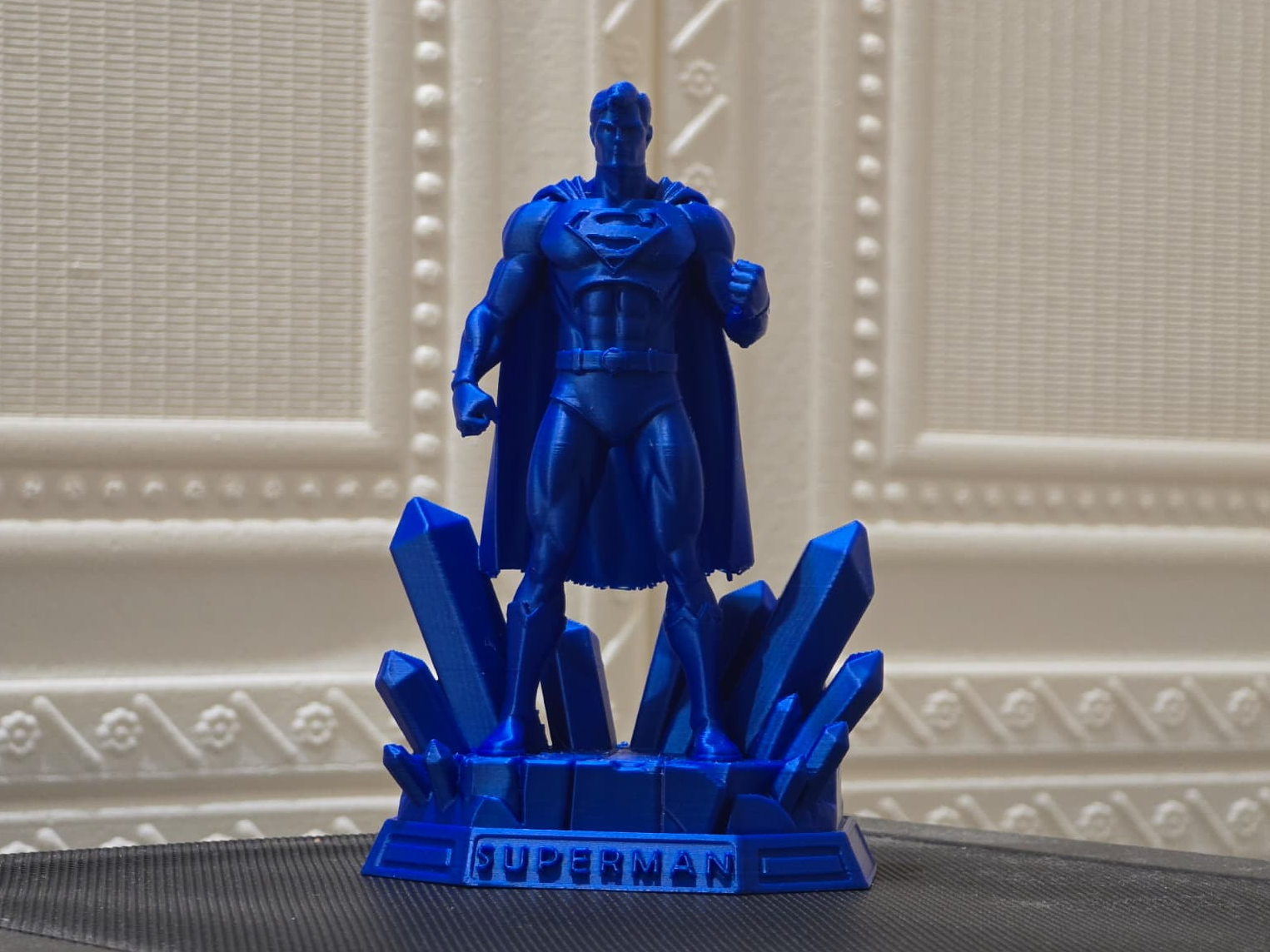 Superman: Der Mann aus Stahl auf Kryptonit Podest
