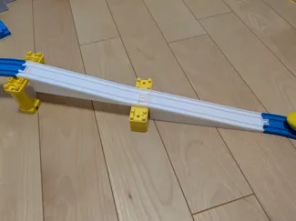 プラレールのゆるやかな坂道(登ることが可能)