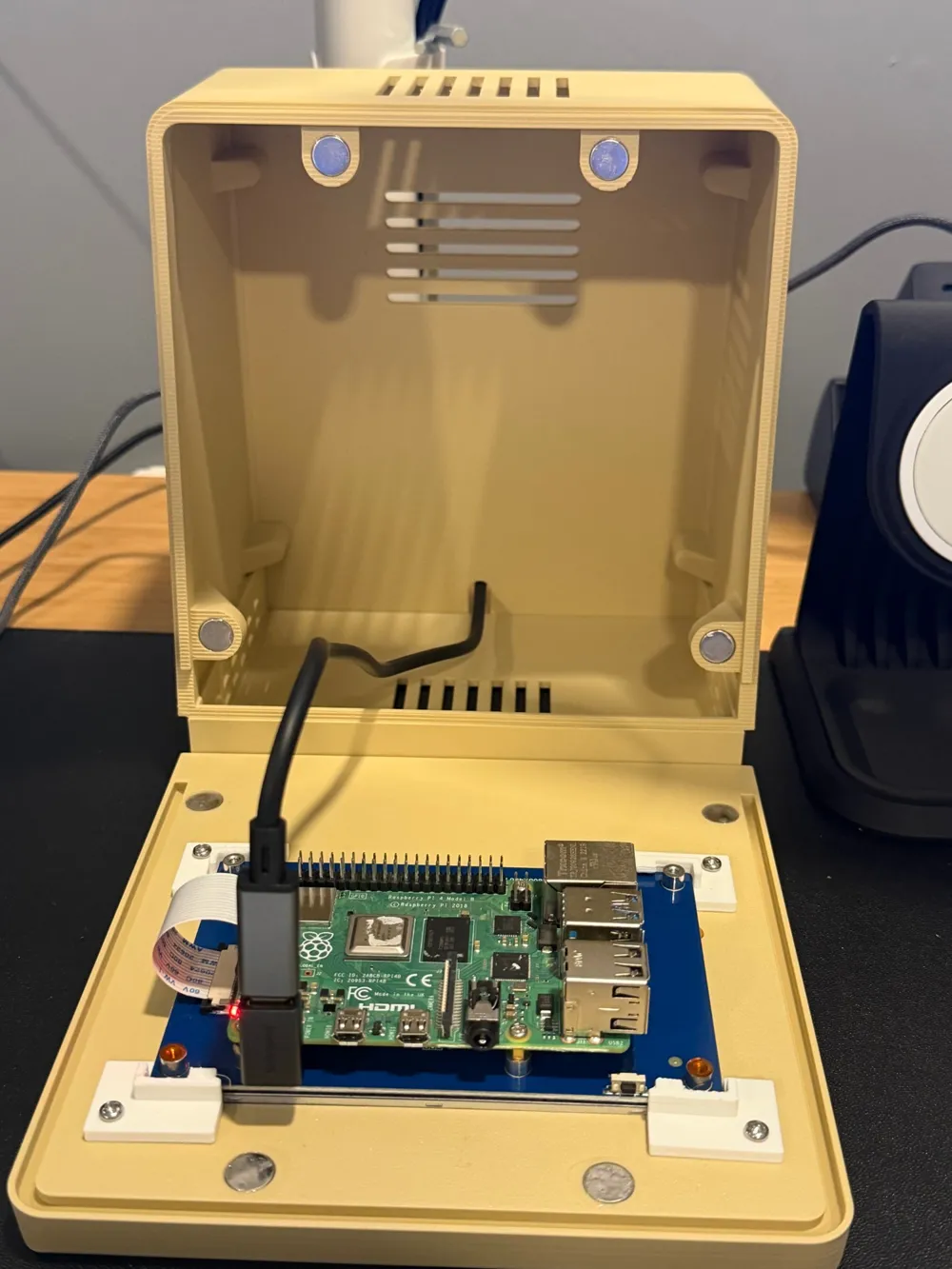 Desk Mac: 1984-style Raspberry Pi 4 display case - Free 3D Print Model ...