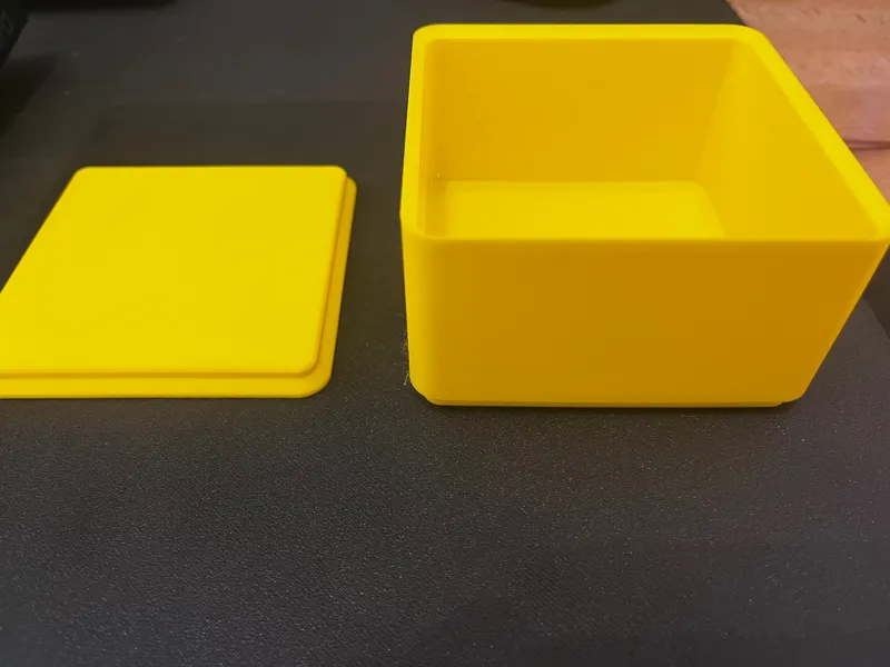 einfache Stapelbox / Stapelbehälter mit Deckel