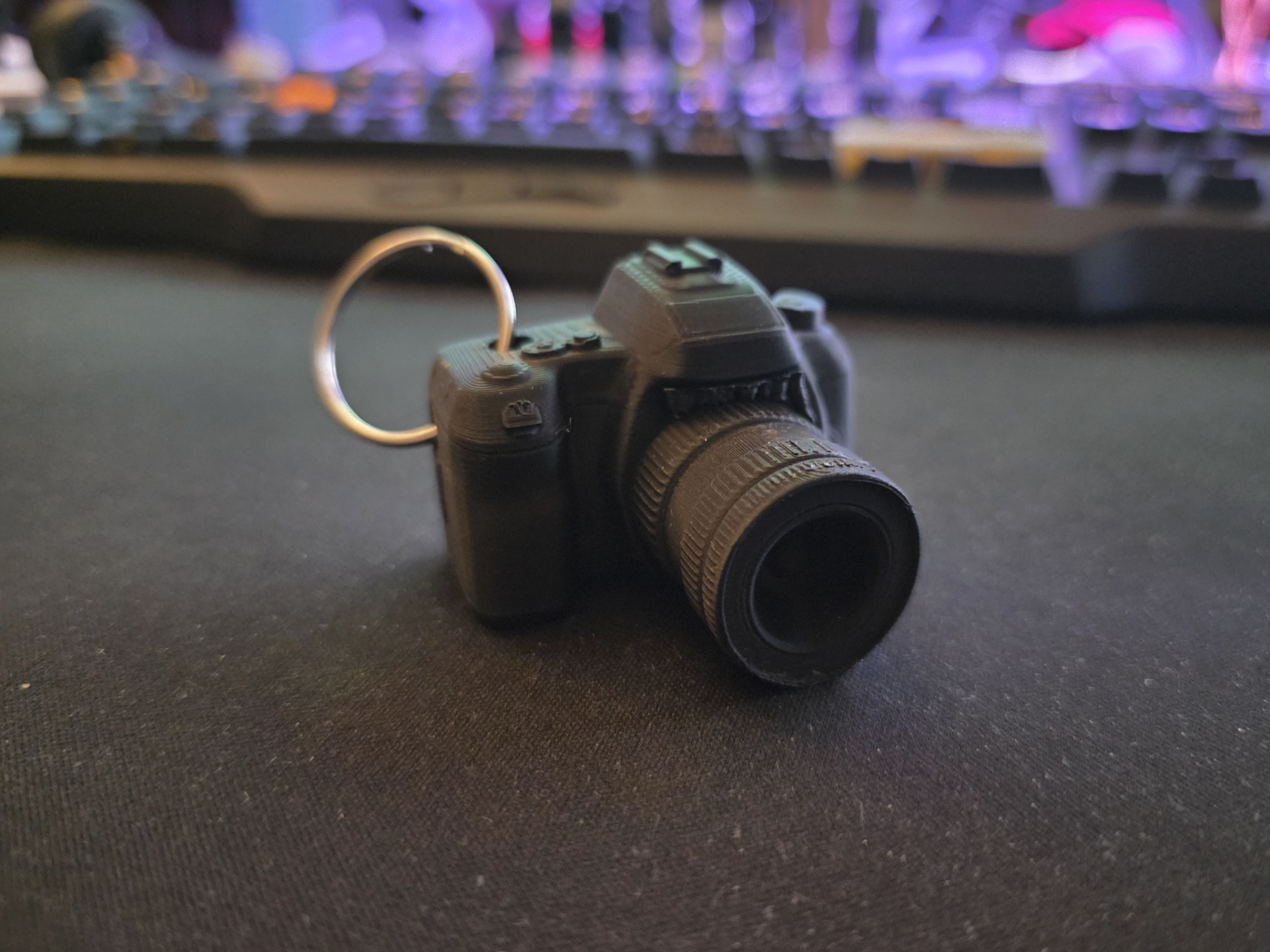 Miniatura 1 do modelo 3D Reflex camera model - keychain pendant