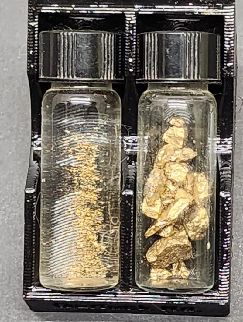 1 Oz Gold Vial desk desplay