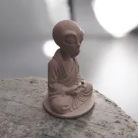 Statuette d'alien zen en méditation — photo 3
