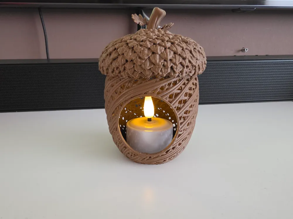 Accesorio de iluminación decorativa: Autumn Acorn Lantern – LED Tealight Holder. Referencia del modelo original.