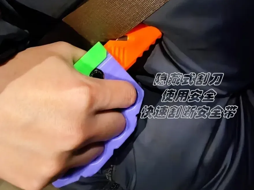 Window Shatterer Multi-functional Car Window Breaker (accessories include a bed scraper ...