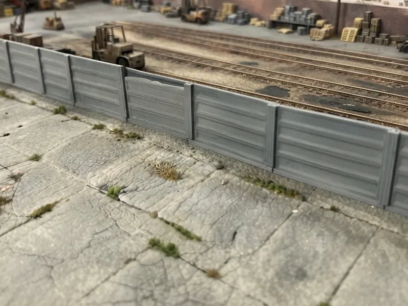 Letrero o emblema decorativo: H0 1:87 Modular Concrete Fence - Railroad fence. Referencia del modelo original.