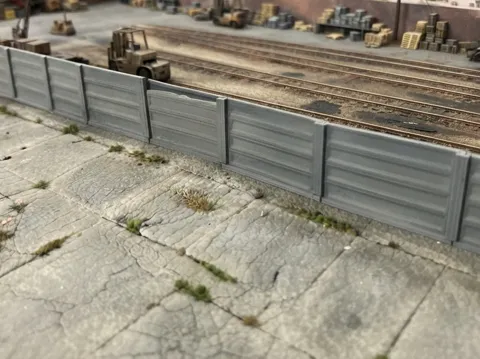 Letrero o emblema decorativo: H0 1:87 Modular Concrete Fence - Railroad fence — referencia de MakerWorld