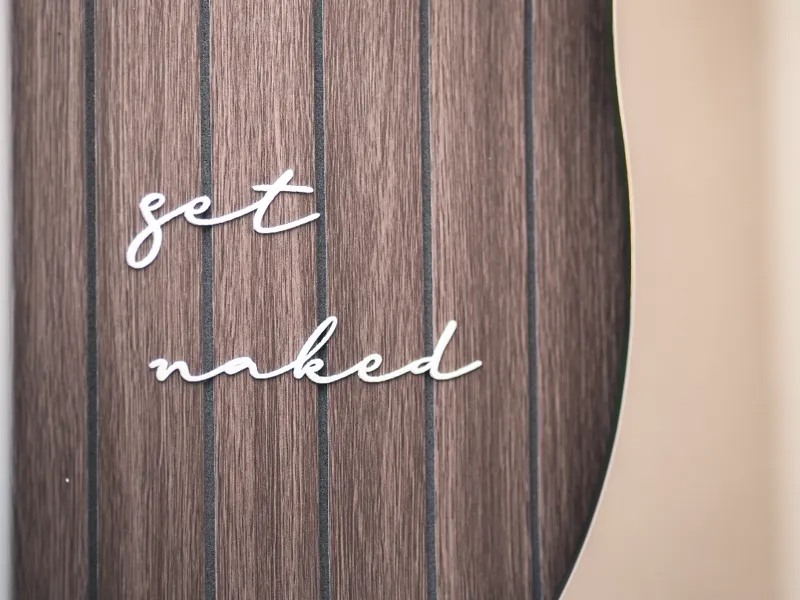 get naked Schriftzug als Baddeko