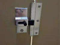 Verrou coulissant pour porte de toilettes — photo 2
