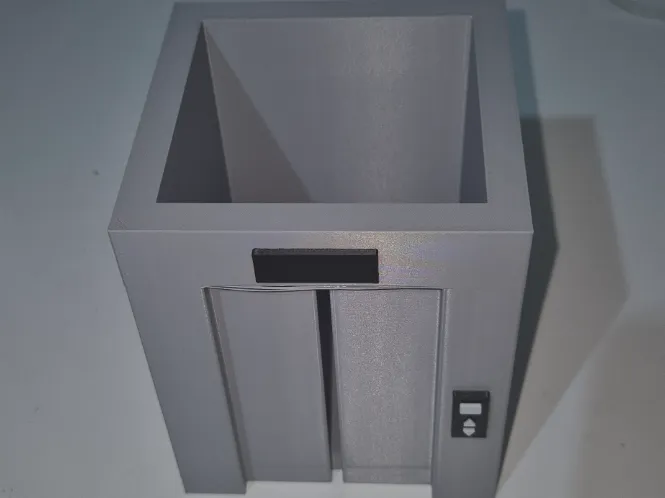 Contenitore porta oggetti a forma di ascensore