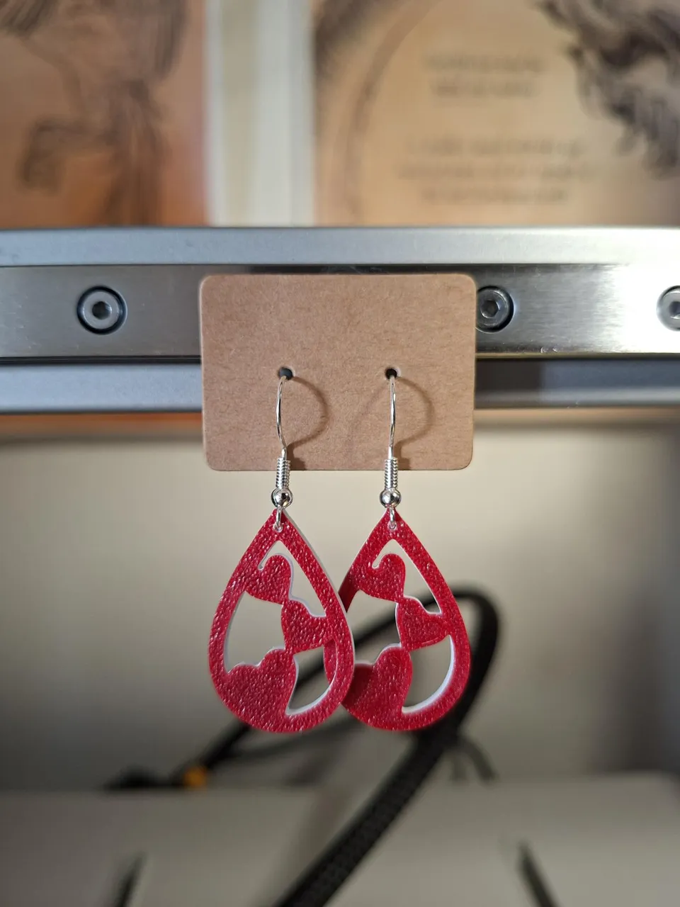 Aretes colgantes con diseño de corazon view 2