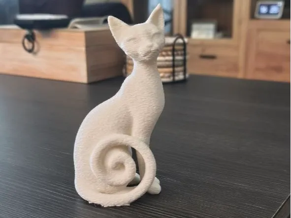 Gato Elegante Estilizado con Cola en Espiral