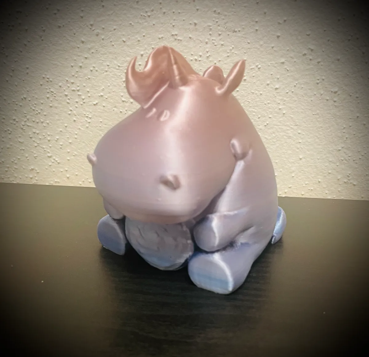 Licorne mignonne tenant un cookie