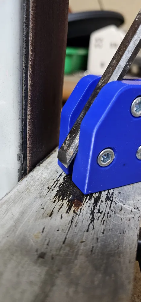 sharpening jig for chisel on belt sander by Timo MakerWorld