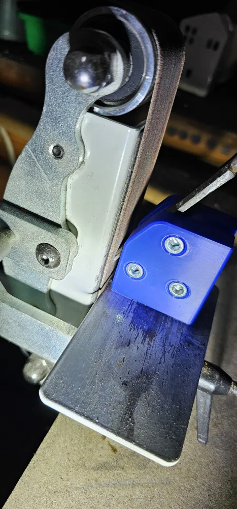 sharpening jig for chisel on belt sander by Timo MakerWorld