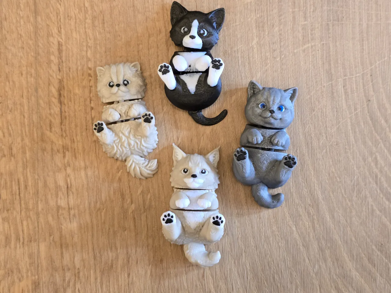 Persian cat kitty flexi keychain view 3