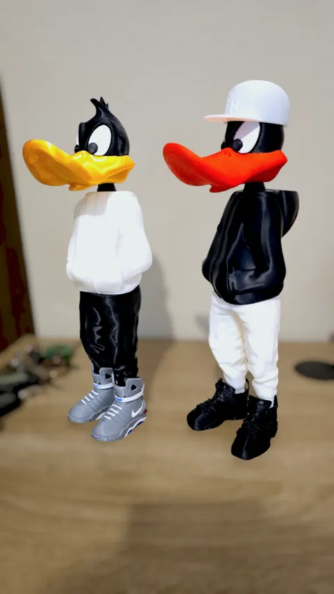 Urban Style Daffy Duck Articulated view 4